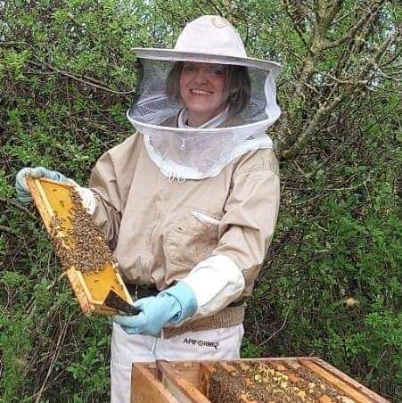 Tanja Rauter am Bienenstock Tanja Rauter am Bienenstock